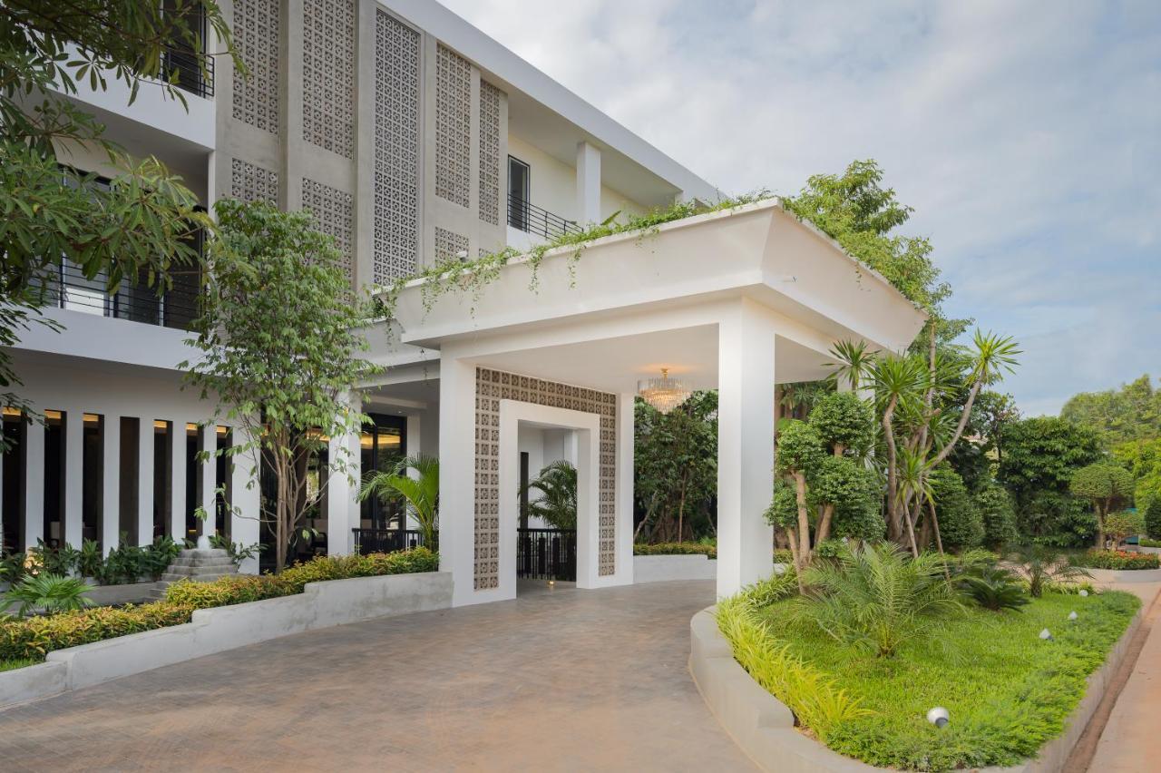 Eightfold Urban Resort Siem Reap Eksteriør bilde The hotel's entrance