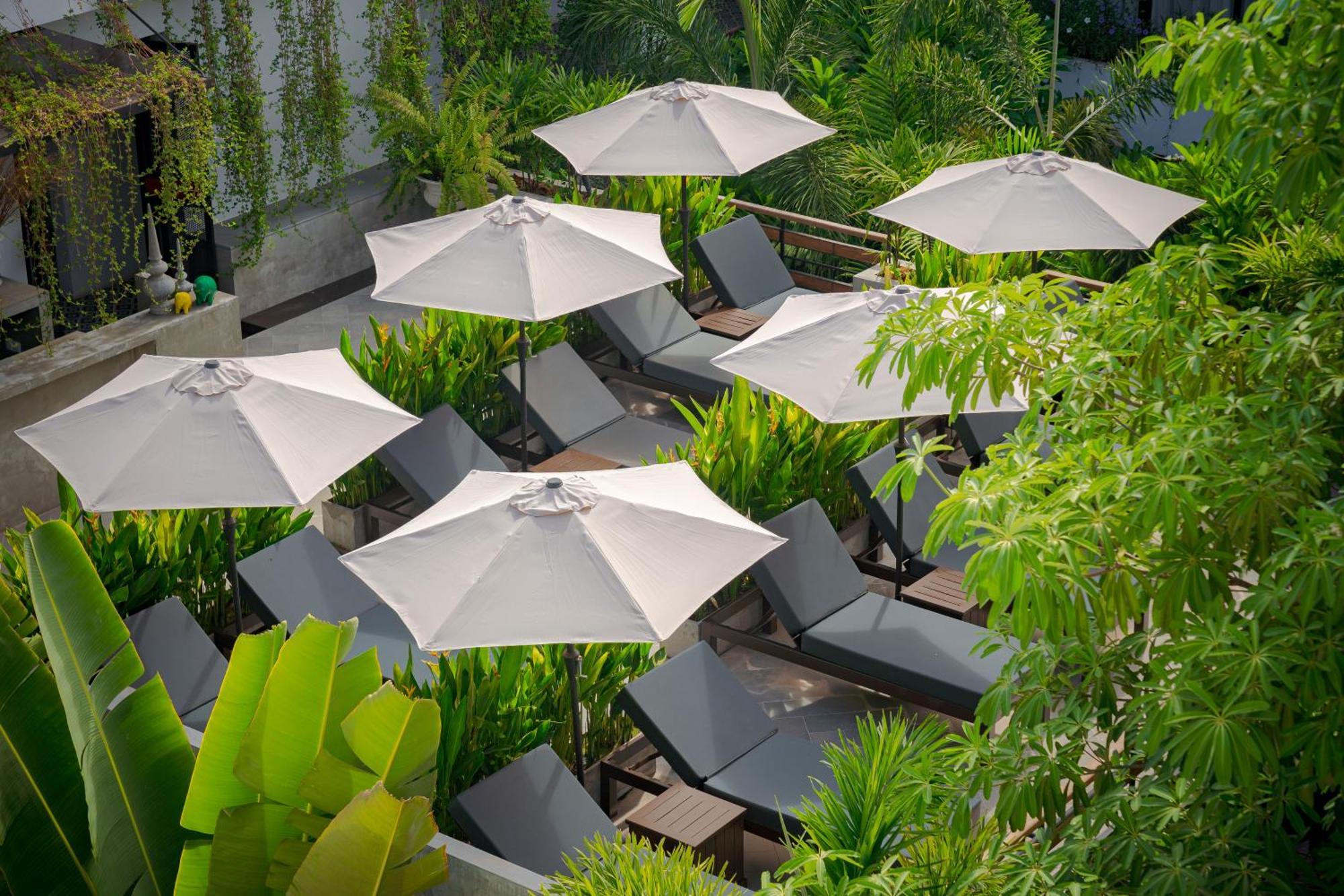Eightfold Urban Resort Siem Reap Eksteriør bilde The pool at the hotel