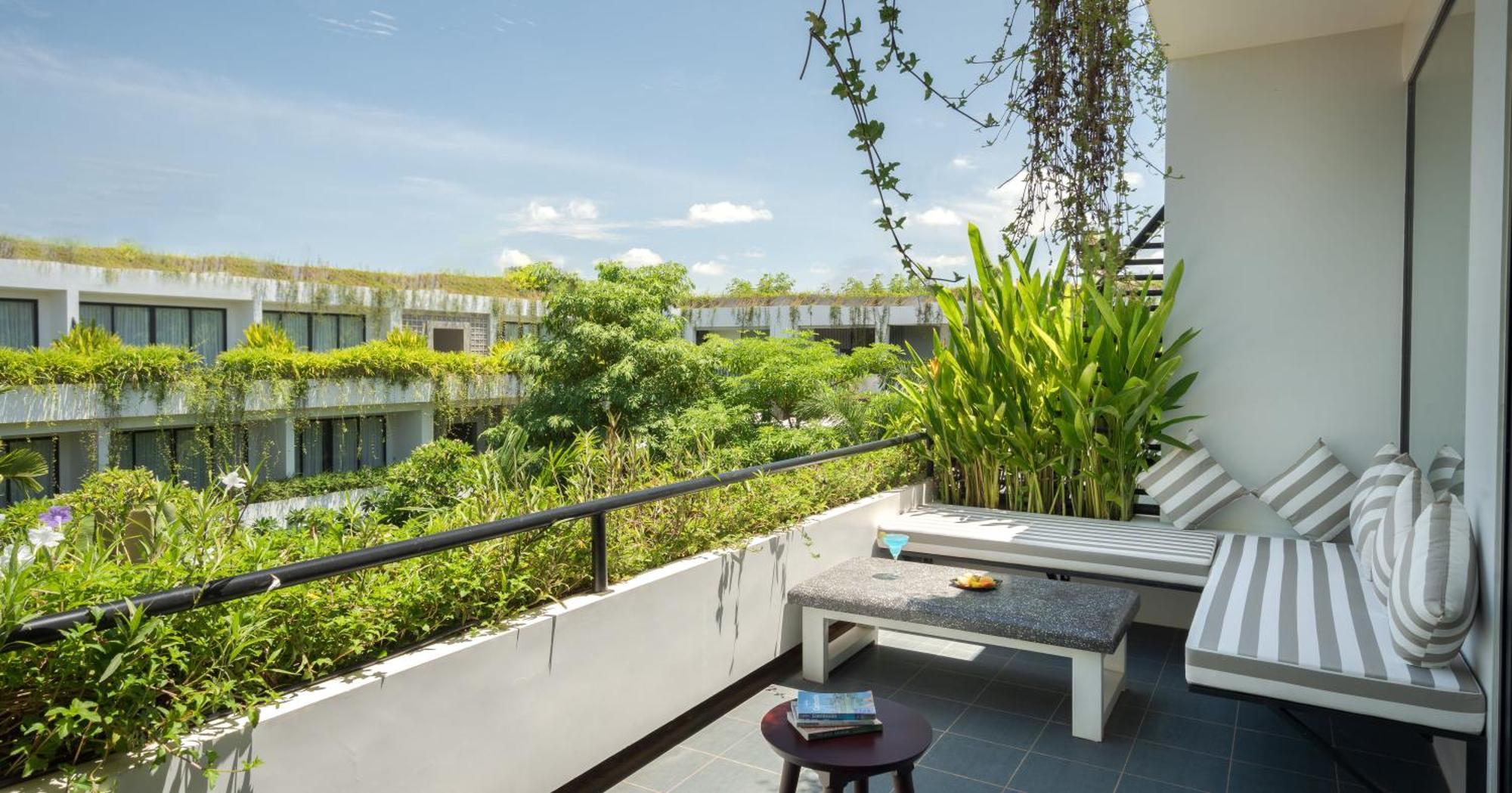 Eightfold Urban Resort Siem Reap Eksteriør bilde A balcony at the hotel