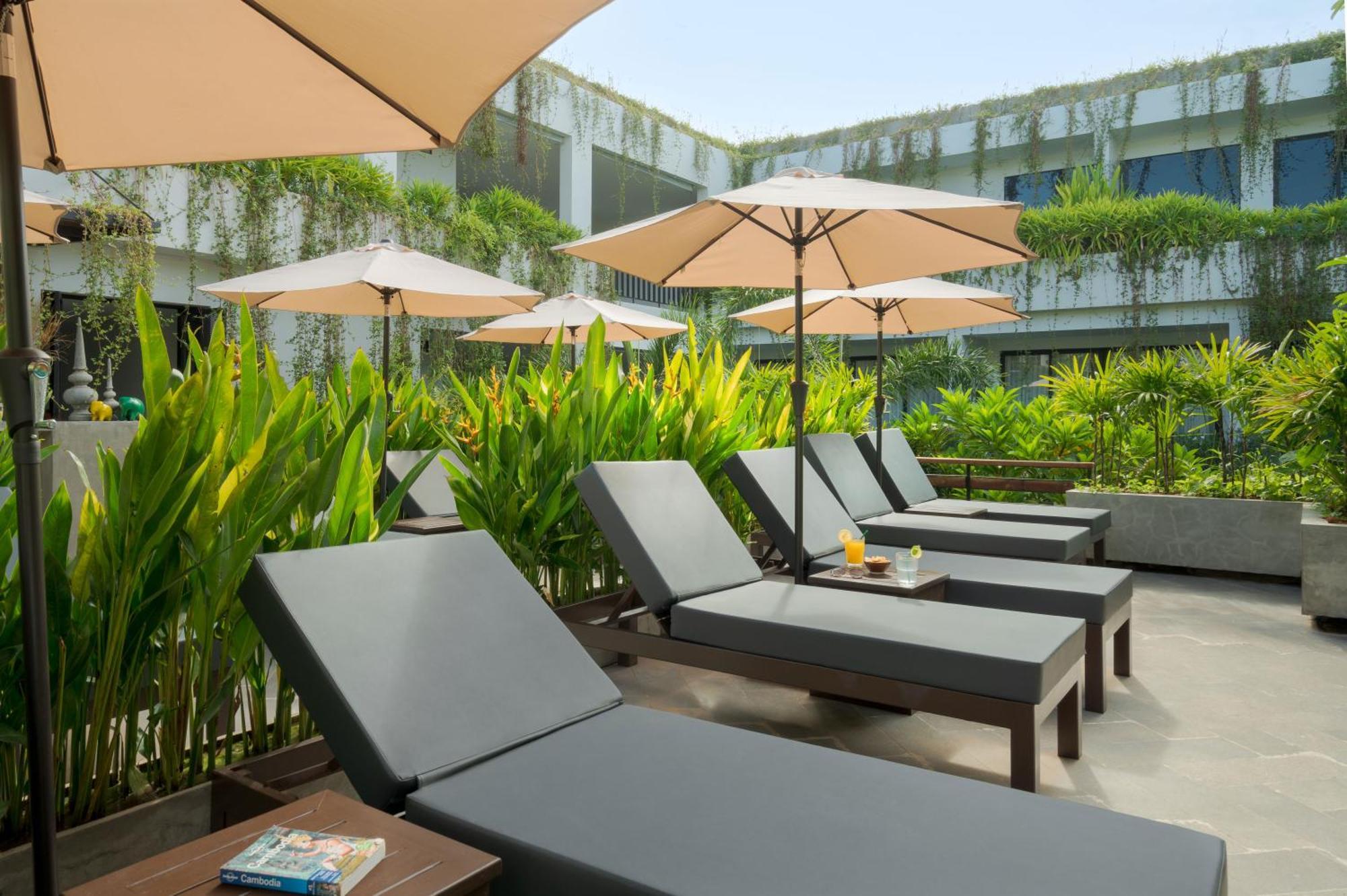 Eightfold Urban Resort Siem Reap Eksteriør bilde Pool Deck